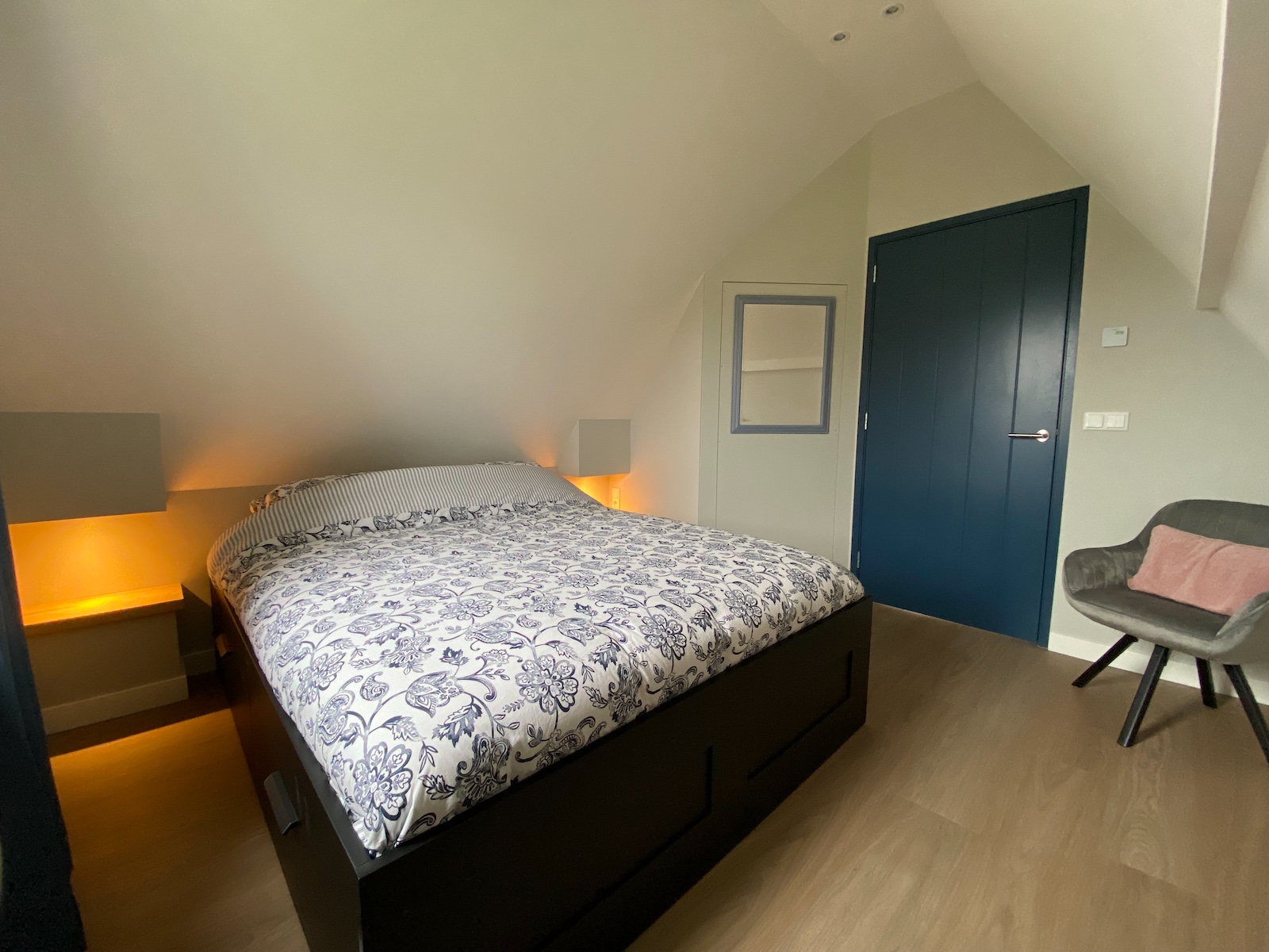 Schlafzimmer mit Queensize-Bett